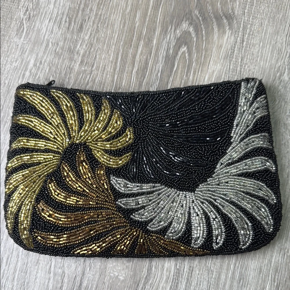 Elegant Black and Gold Crescent Clutch with Shimmering Accents
